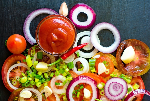 tomate fatiado, pepino, cebola e verduras