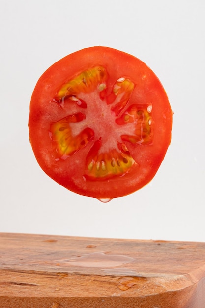 Foto tomate fatiado vermelho isolado em fundo branco