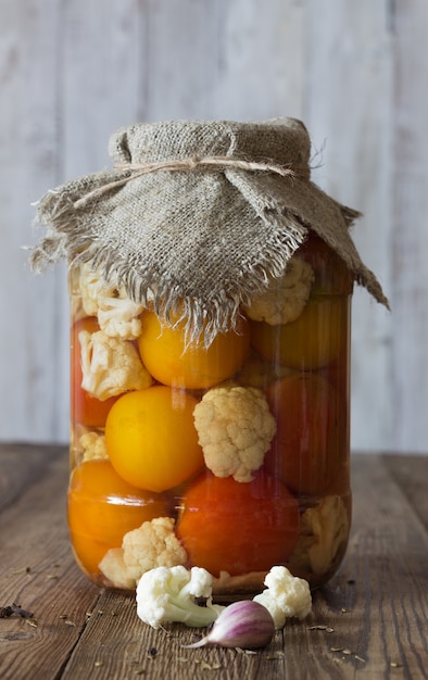 Tomate fermentado e couve-flor em uma jarra de vidro