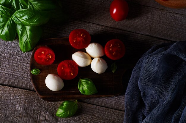 Tomate folhas de manjericão e mussarela