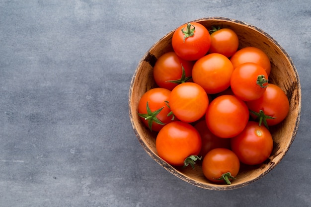 Tomate en el fondo gris.