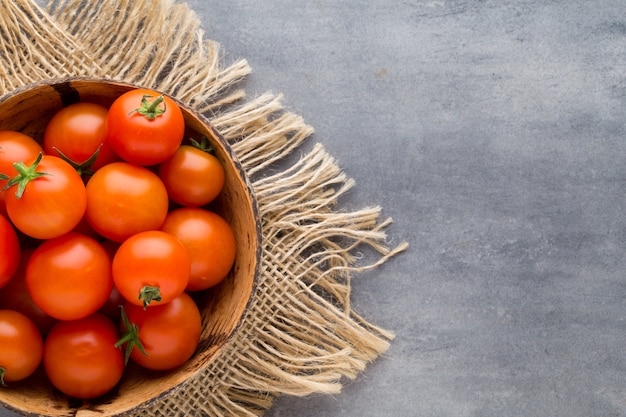 Tomate en el fondo gris.