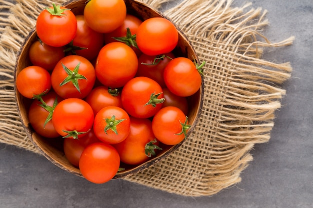 Tomate en el fondo gris.