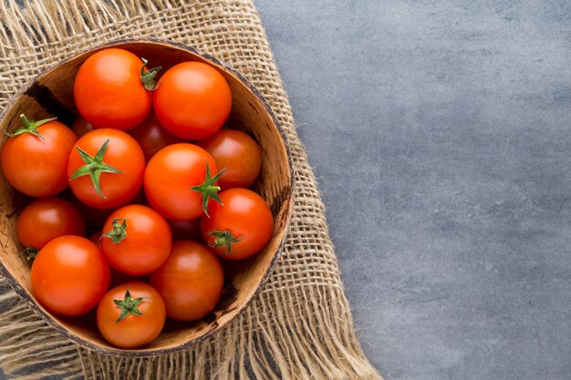 Tomate en el fondo gris.