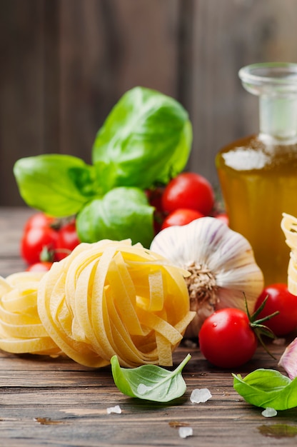 Tomate fresco, albahaca, pasta de aceite de oliva.