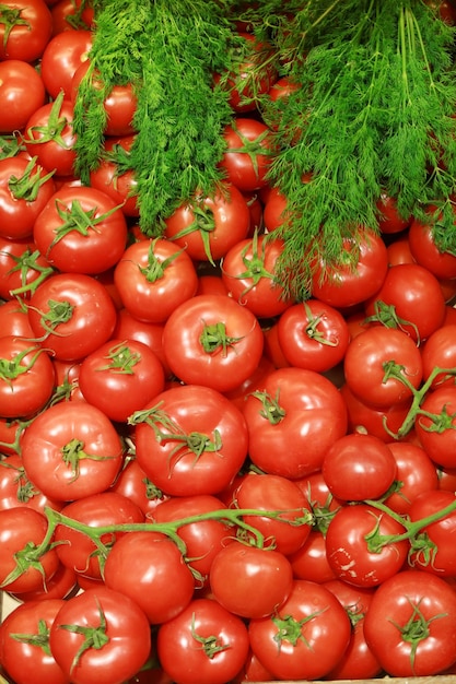 Tomate fresco com gota de água de perto