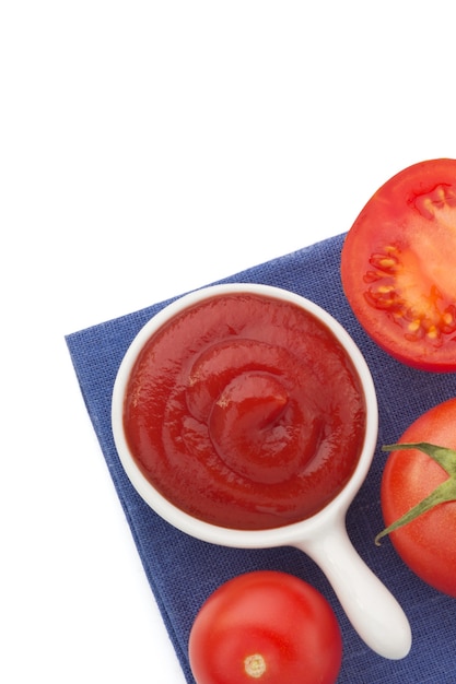 Tomate fresco e ketchup isolado no branco