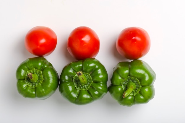 Tomate fresco e pimentão verde