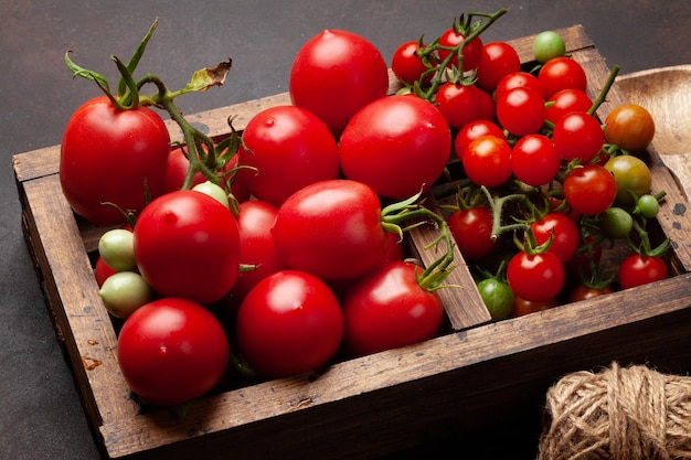 Tomate fresco e tomate cereja na caixa