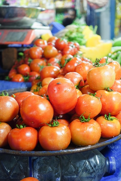 Tomate fresco con exhibición de gotas de agua a la venta en una tienda local