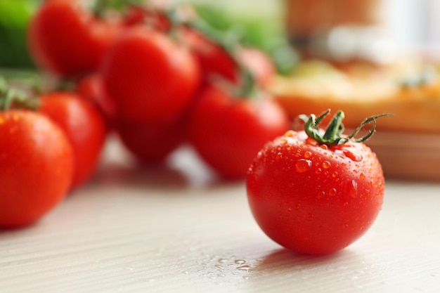 Tomate fresco na mesa de madeira