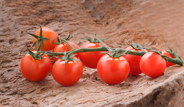 Tomate fresco en pared de madera