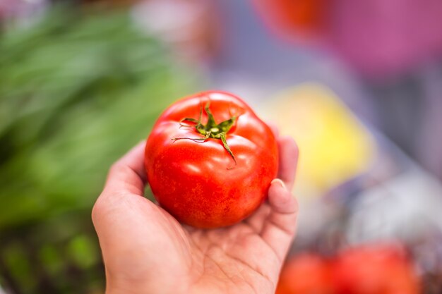 Foto tomate fresco rojo grande a disposición.