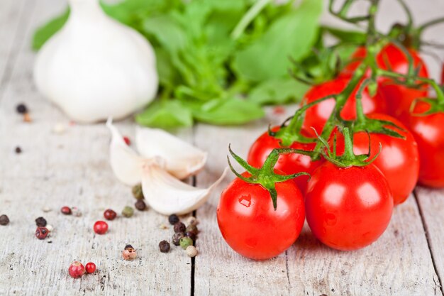 Tomate fresco, rúcula, alho e pimenta