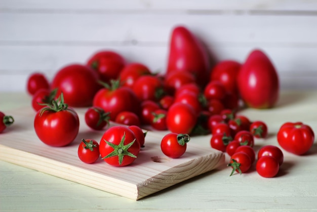 Tomate fresco para salsa de tomate sobre fondo de madera