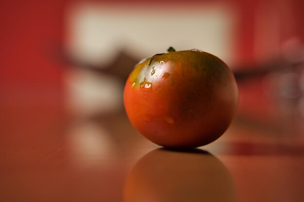 Tomate fresco sobre fondo de madera de roble