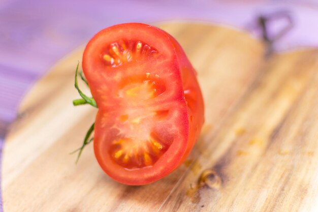 Tomate fresco sobre un fondo de madera