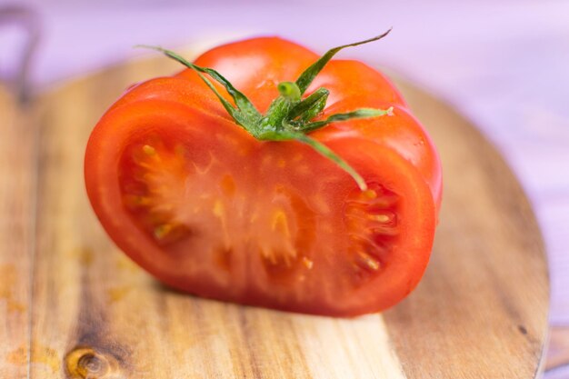 Tomate fresco sobre un fondo de madera