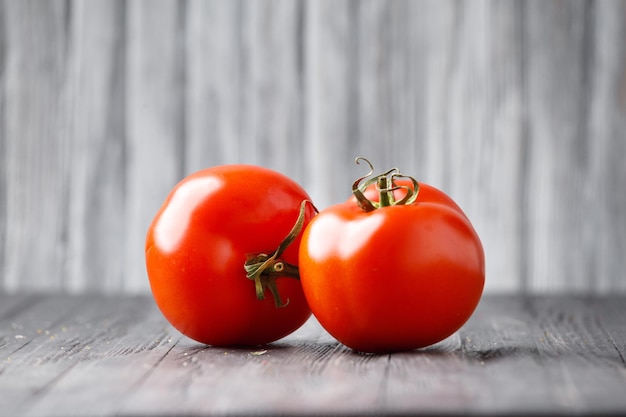 Tomate fresco sobre un fondo de madera