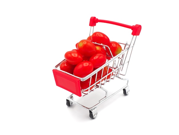 Tomate fresco de la uva o de cereza en carro de compras en el fondo blanco.