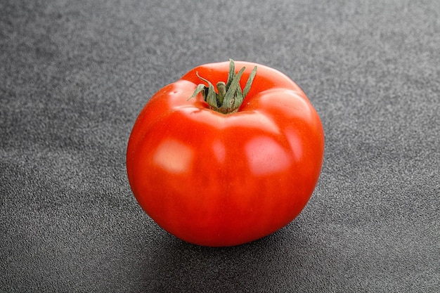 Tomate grande maduro rojo aislado