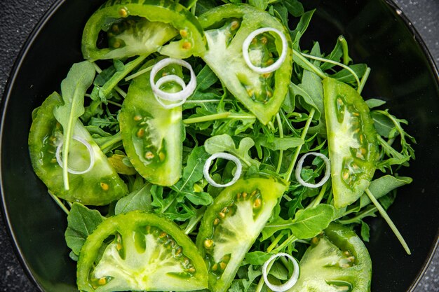 Tomate, grüner Salat, frisches Gemüse, Essen, Snack auf dem Tisch, Kopierraum, Essenshintergrund, rustikal