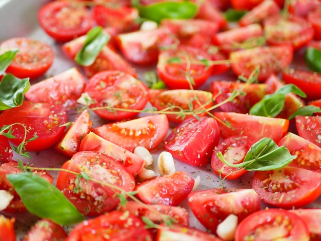 Tomate con hierbas. colocado en una bandeja para hornear antes de hornear. comida dietetica. sin extra