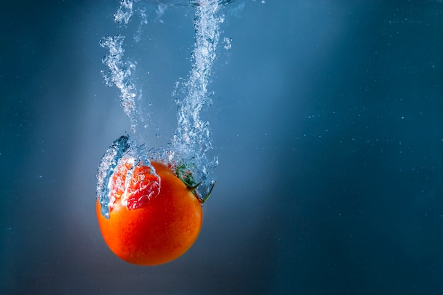 Tomate imerso em água