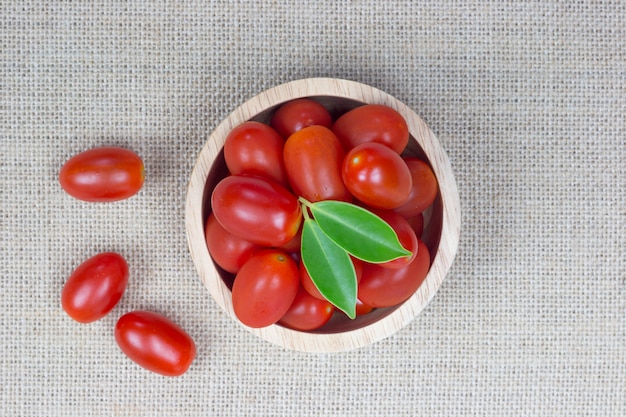 Tomate in der Schüssel Draufsicht