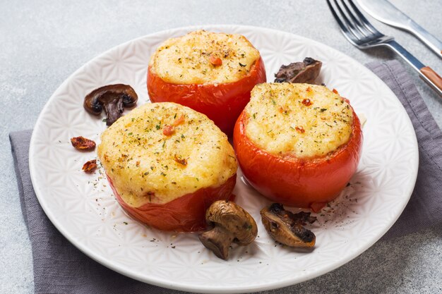 Tomate inteiro assado recheado com cogumelos e queijo com especiarias