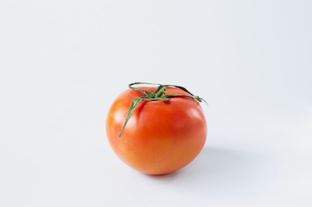 Tomate isolado em um fundo branco, close-up de tomate