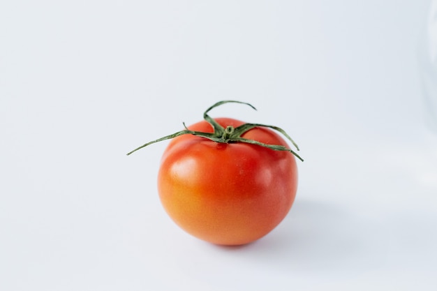 Tomate isolado em um fundo branco, close-up de tomate