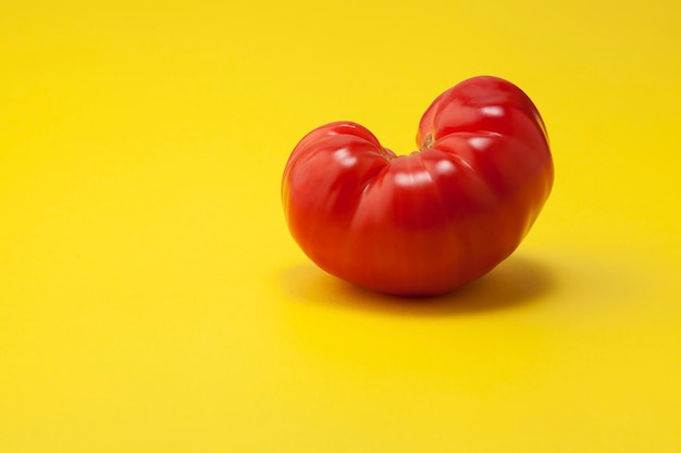 Tomate isoliert auf gelb