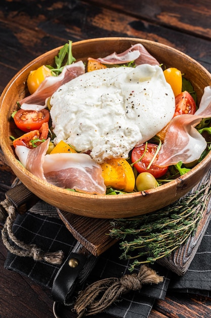 Tomate italiano e salada de queijo burrata com presunto de rúcula e azeitonas Fundo de madeira Vista superior