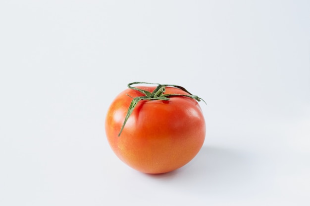 Tomate lokalisiert auf einem weißen Hintergrund, Tomaten-Nahaufnahme