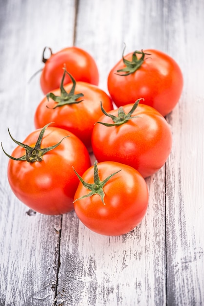 tomate en la madera