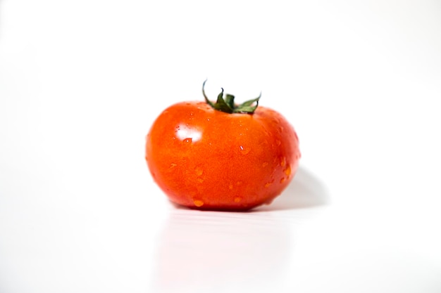 Tomate maduro rojo fresco aislado en el fondo Ensalada de verduras sanas orgánicas crudas naturales