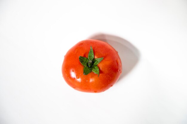 Tomate maduro rojo fresco aislado en el fondo Ensalada de verduras sanas orgánicas crudas naturales