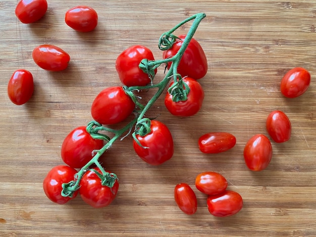 Tomate maduro en tabla de cortar