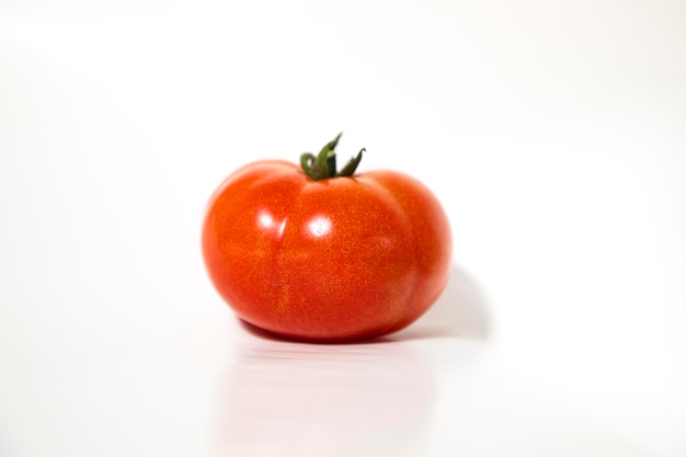 Tomate maduro vermelho fresco isolado no fundo salada vegetal saudável orgânica crua natural