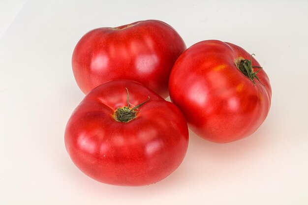 Tomate maduro vermelho isolado no branco