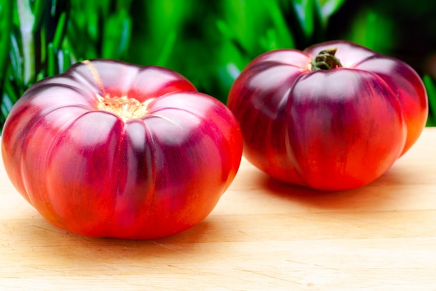 Tomate Mar Azul (Marazul). Es una nueva y deliciosa variedad de tomate de delicados tonos azules, morados y rosados de sabor más afrutado, jugoso y con aroma a ciruela y tomate verde.