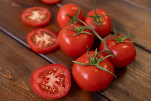 Tomate en una mesa de madera marrón