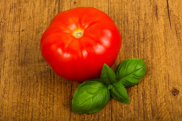 Tomate mit Basilikumblättern