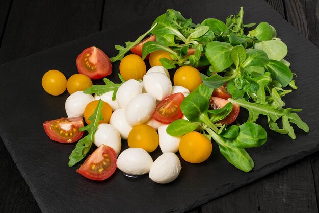 Tomate mussarela e diferentes folhas de salada