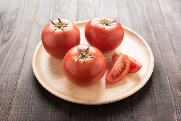 Foto tomate na mesa de madeira velha