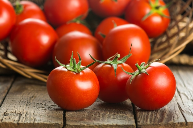 Tomate na velha mesa de madeira