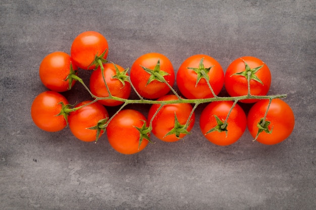 Tomate no fundo cinza.