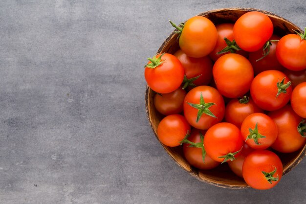 Tomate no fundo cinza.