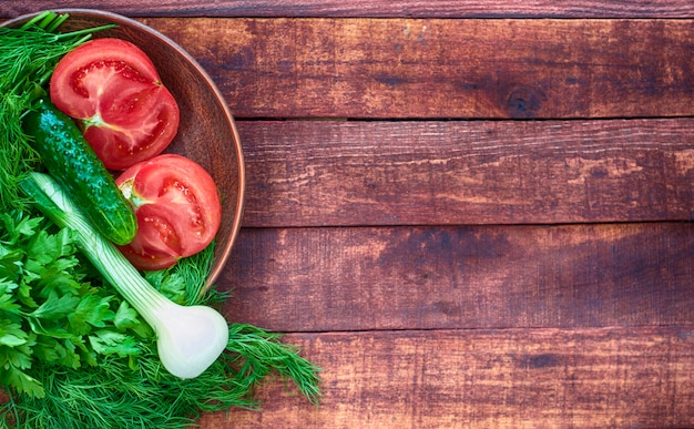 Tomate y pepino en un plato de arcilla.